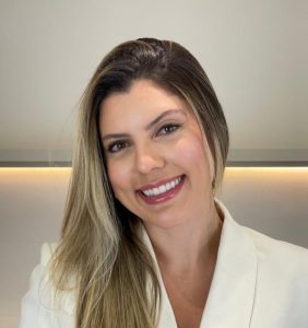 Dra. Renata França - Cirurgiã Dentista e Especialista  em Prótese Dentária. 